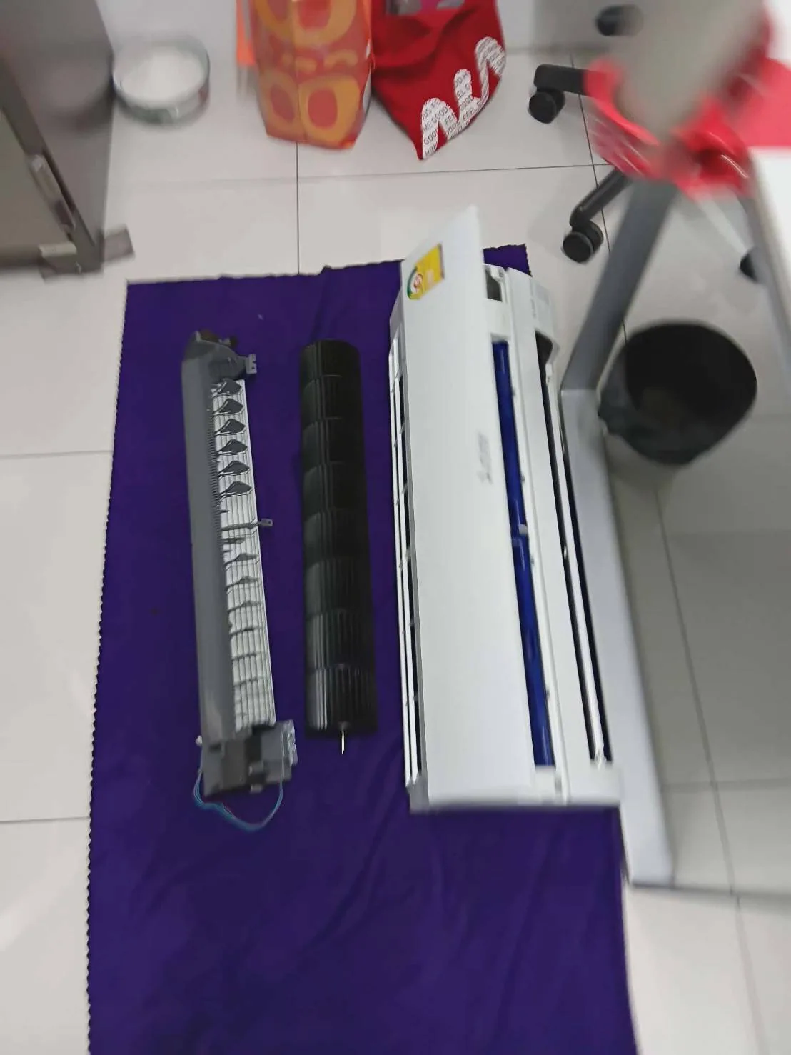 ช่างกำลังปฏิบัติงานกับเครื่องปรับอากาศในอาคาร